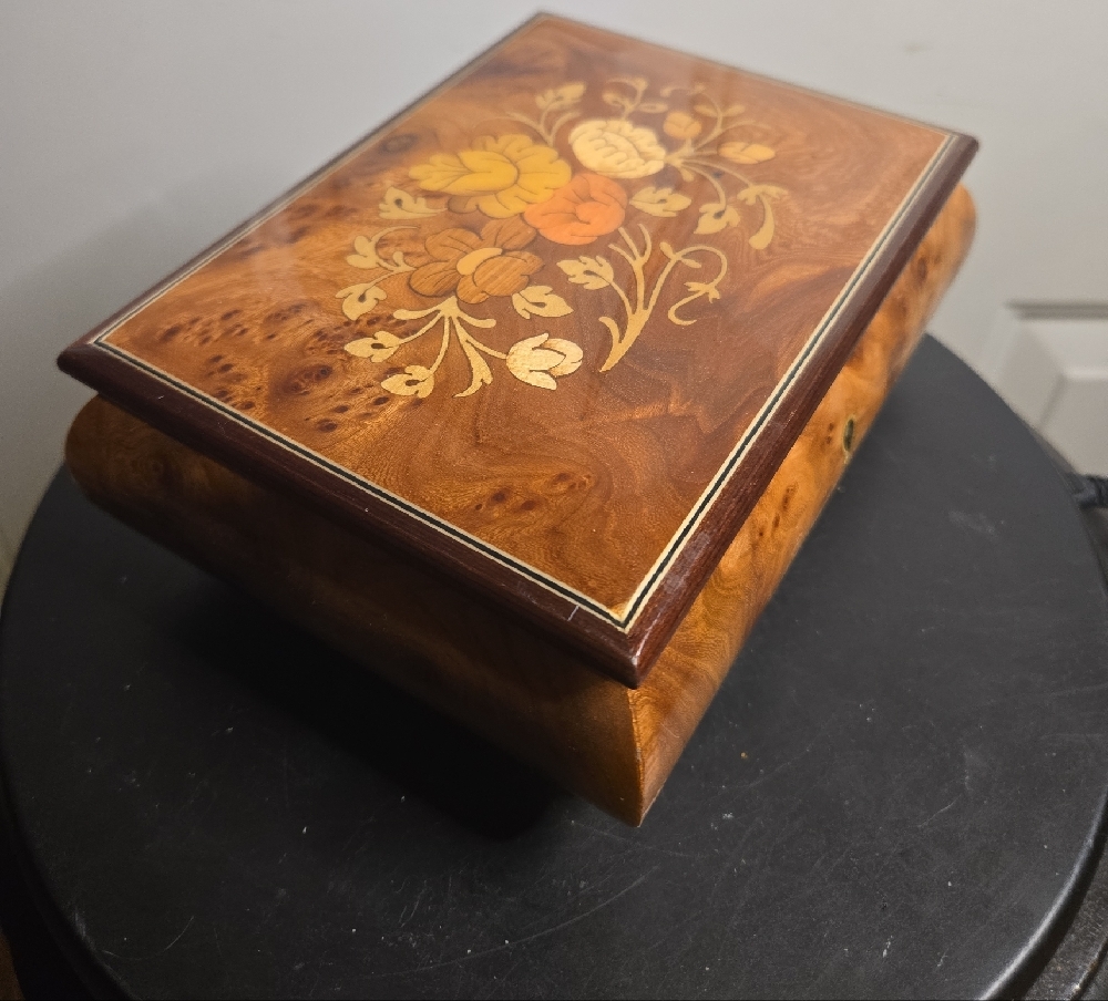 Reuge Inlaid Floral Wooden Music Box with Brass Accents Made In Italy - Picture 3 of 10